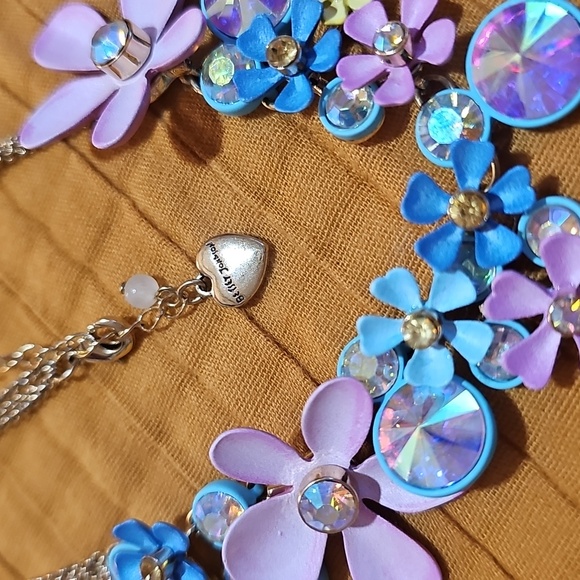 Betsey Johnson flower cluster necklace - Picture 5 of 5